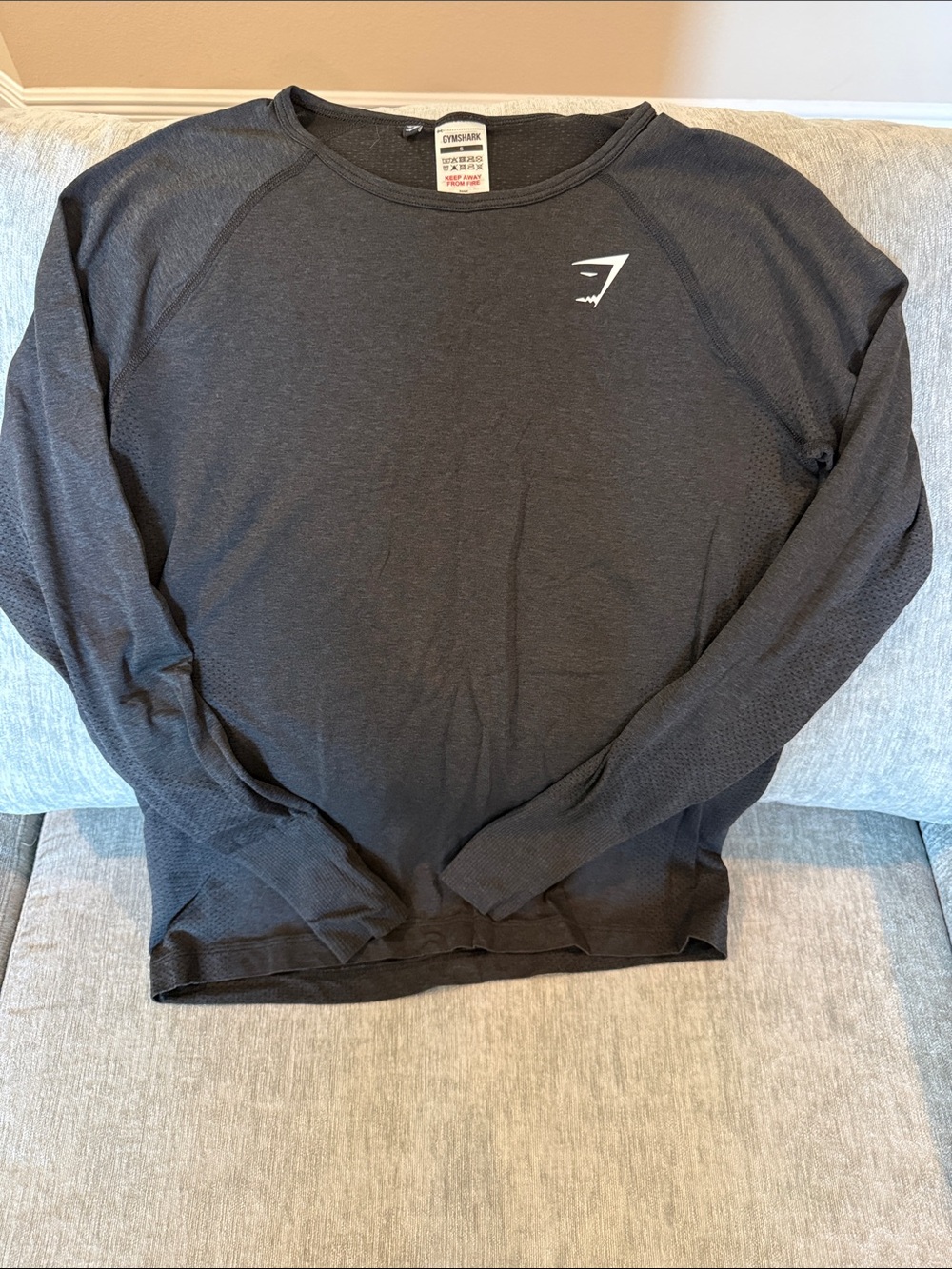 Gym shark long sleeve top w thumb holes. In dark gray/ Small. Worn once or twice